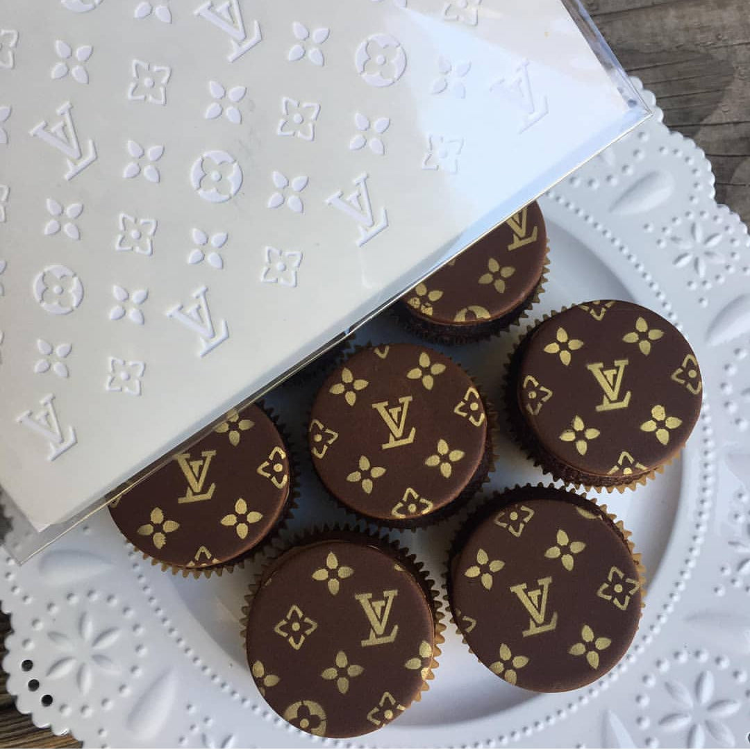 Louis Vuitton Round Cake Bow Set cupcakes